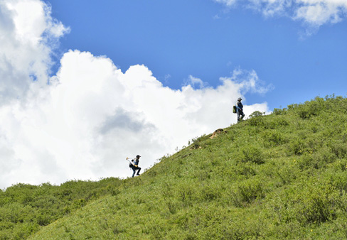 測繪戰(zhàn)士在青海，山下的測繪尖兵