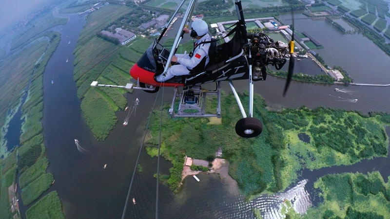 測(cè)繪地理信息工作人員利用三角翼在白洋淀進(jìn)行航空測(cè)繪，為雄安新區(qū)規(guī)劃、選址和建設(shè)提供保障服務(wù)