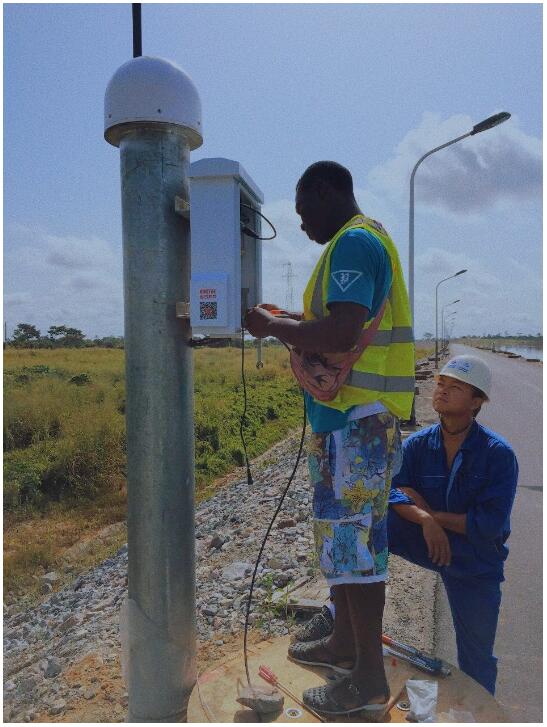 工人在觀測(cè)墩上搭建觀測(cè)站，這樣的觀測(cè)站共有11個(gè)